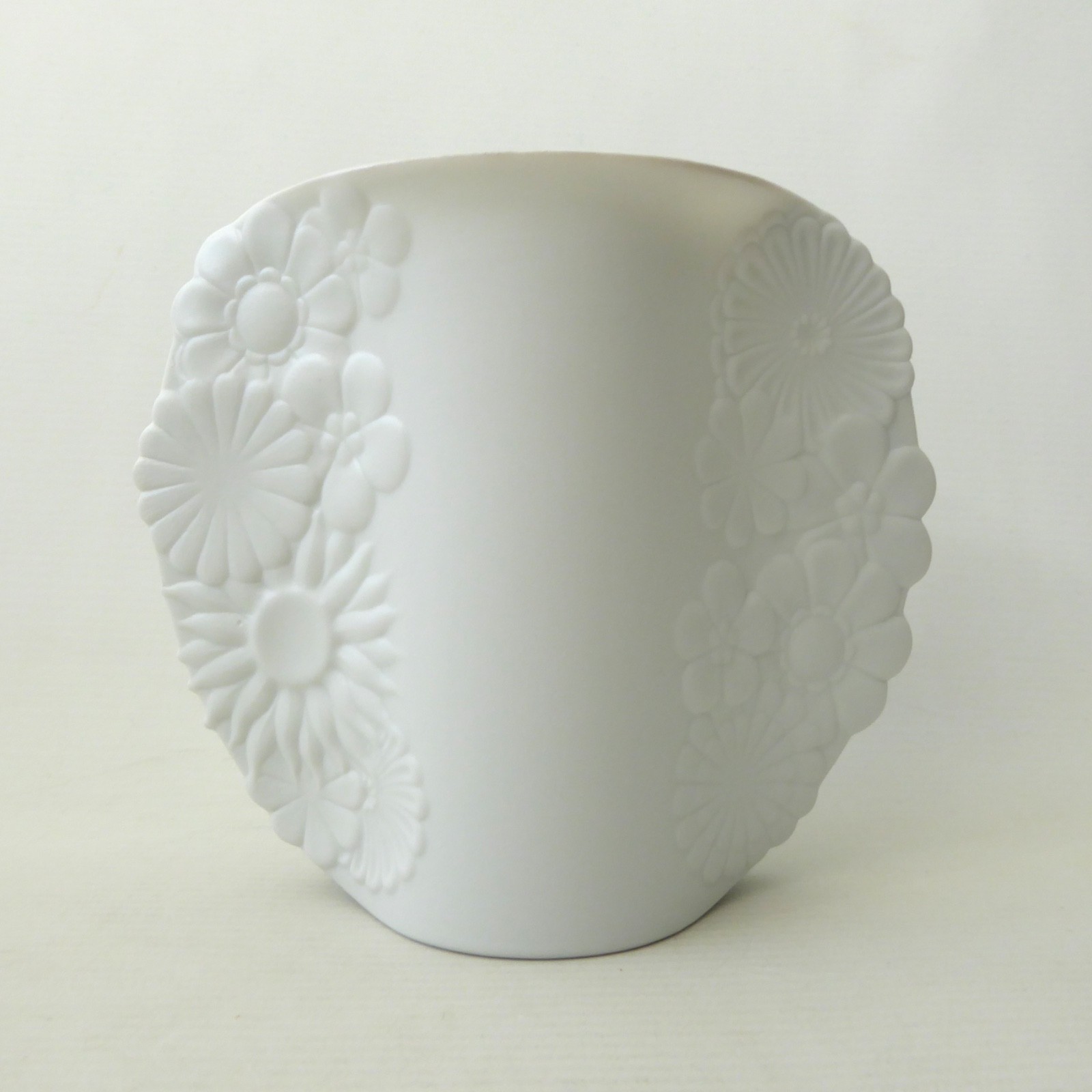 AK Kaiser W. German vintage bisque porcelain flower daisy pinched sides vase 496 - Image 4