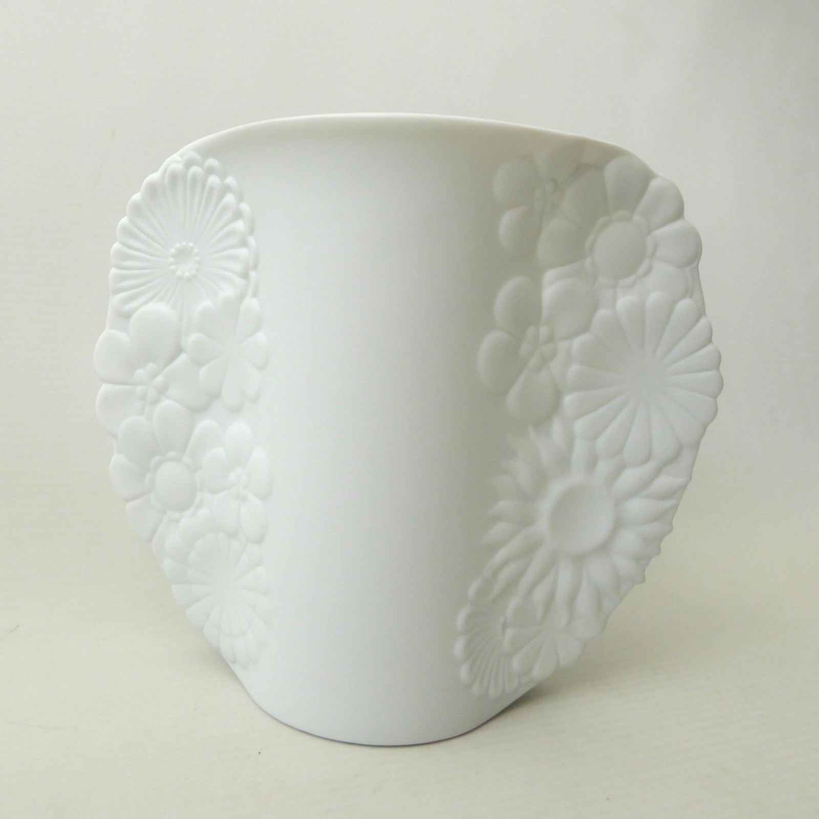 AK Kaiser W. German vintage bisque porcelain flower daisy pinched sides vase 496 - Image 5