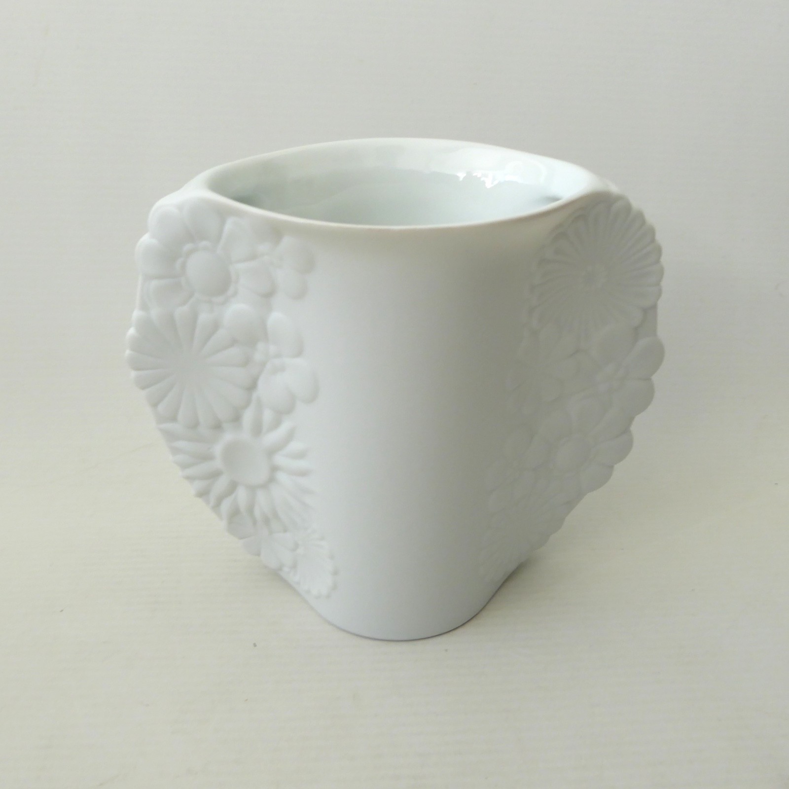 AK Kaiser W. German vintage bisque porcelain flower daisy pinched sides vase 496 - Image 7
