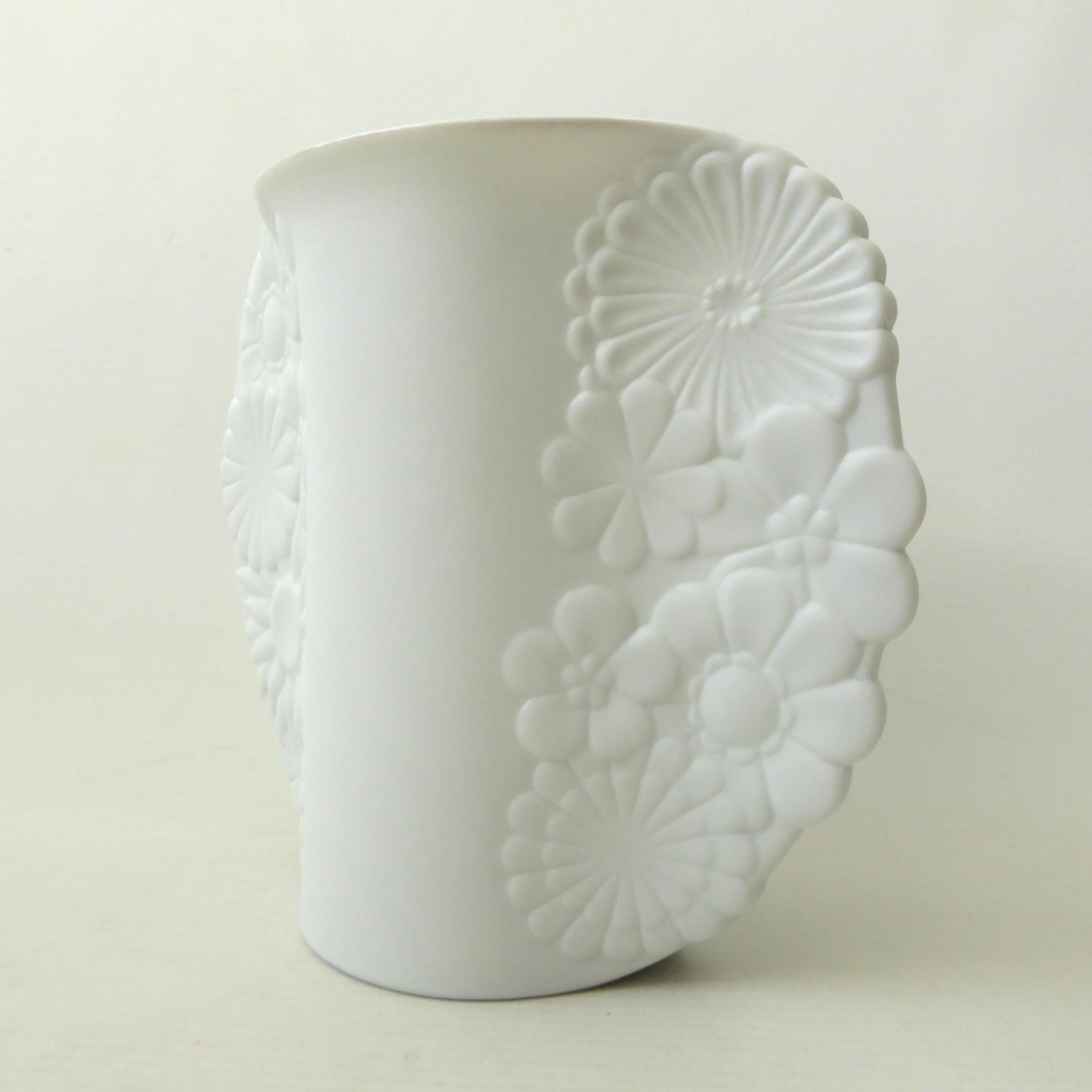 AK Kaiser W. German vintage bisque porcelain flower daisy pinched sides vase 496 - Image 8