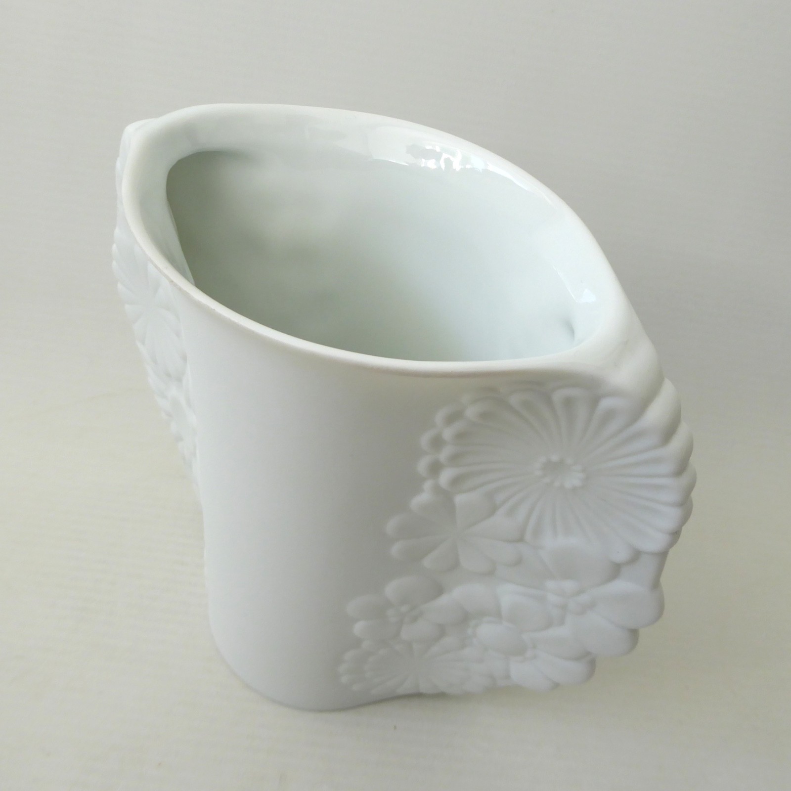AK Kaiser W. German vintage bisque porcelain flower daisy pinched sides vase 496 - Image 9