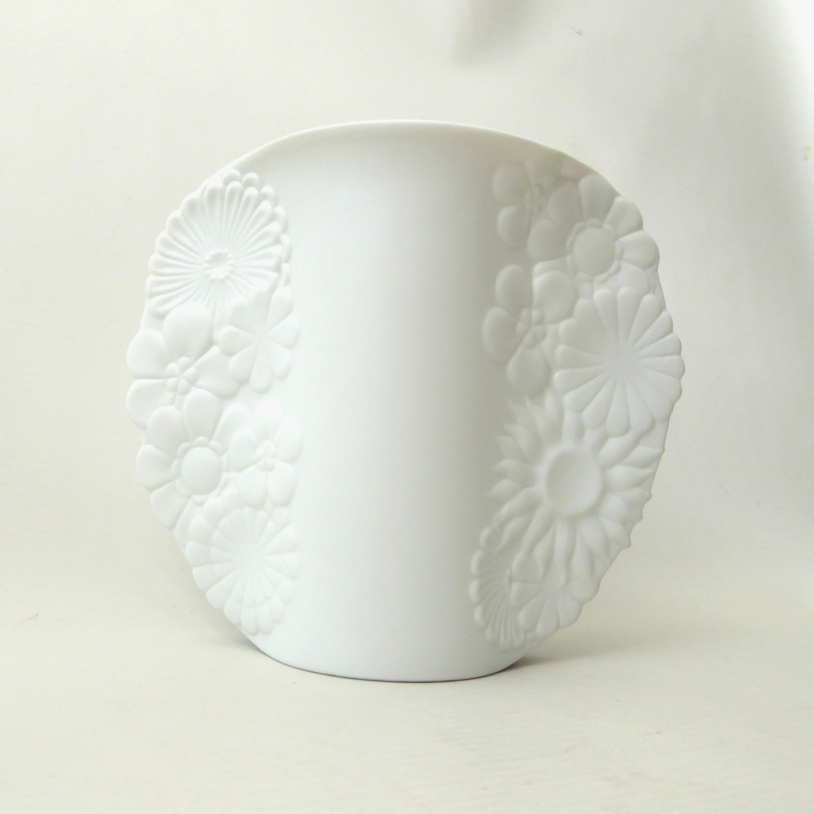 AK Kaiser W. German vintage bisque porcelain flower daisy pinched sides vase 496