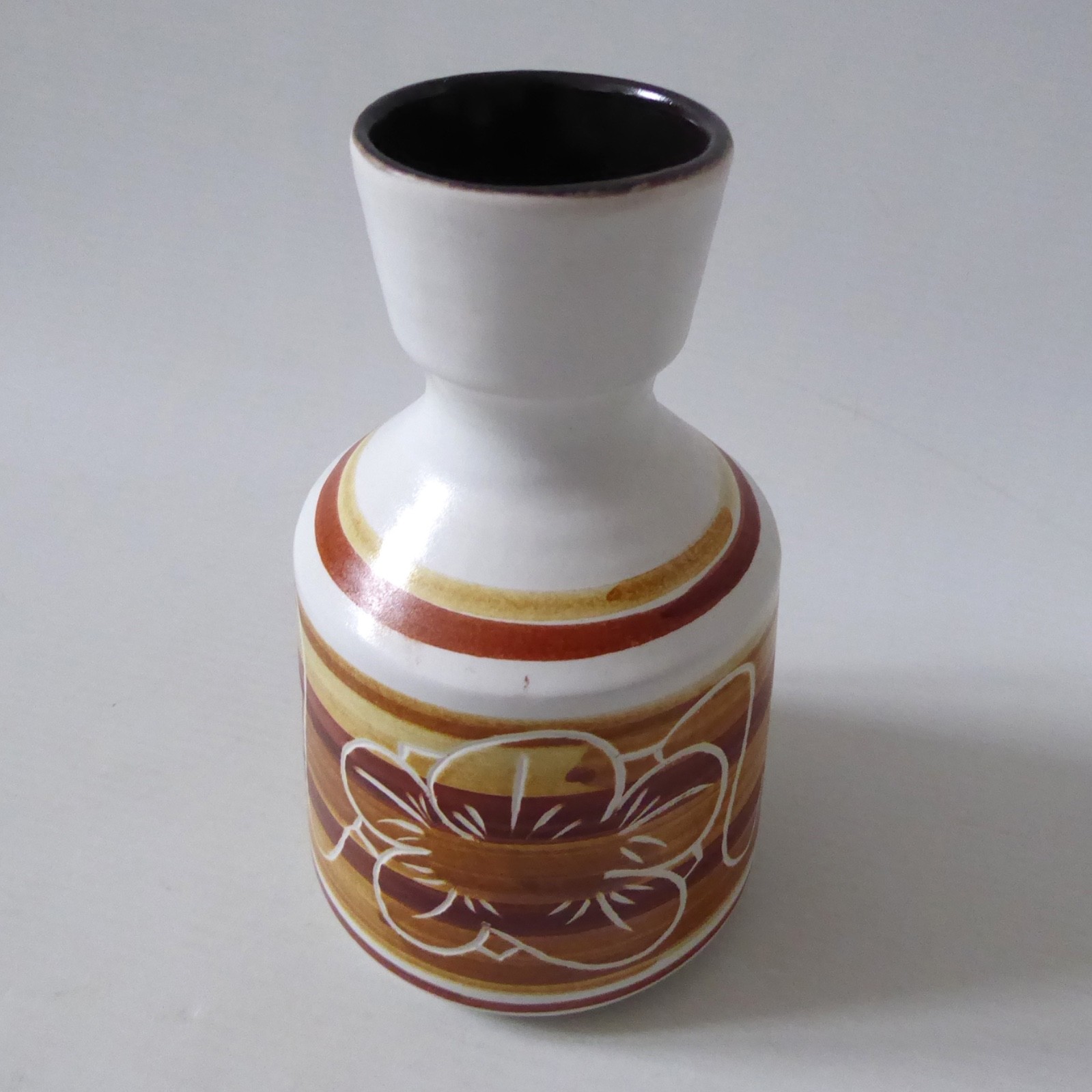 Cinque Ports Pottery the Monastery Rye, ceramic flower sgraffito vase vintage - Image 4
