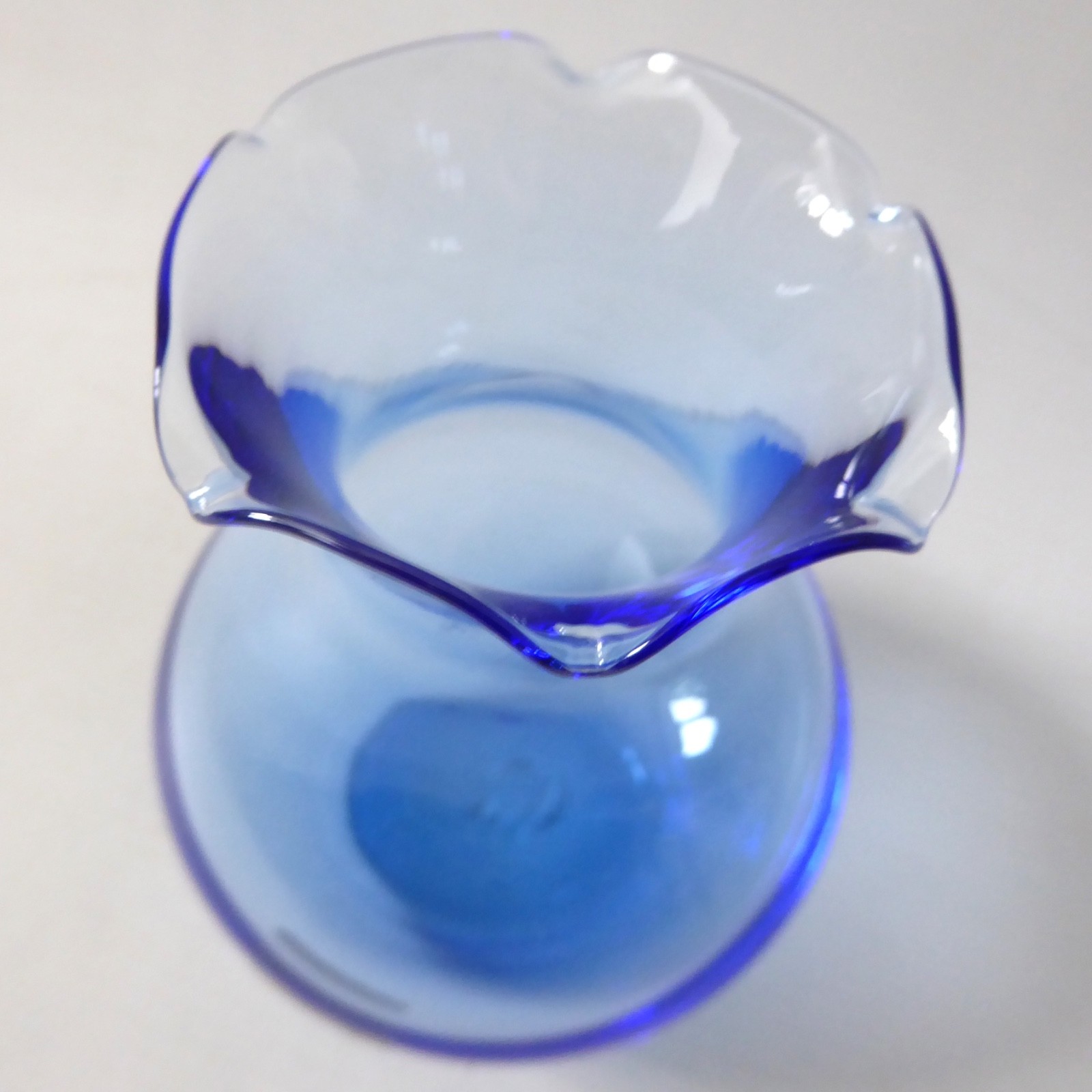 Edinburgh Crystal sky blue ruffle rim small art glass vase, Scottish vintage EC - Image 5