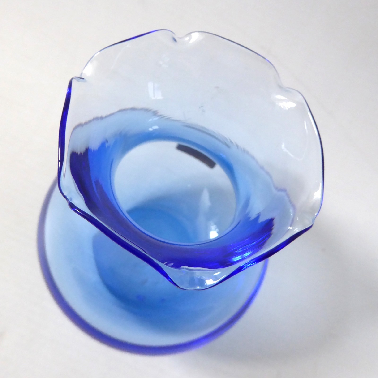 Edinburgh Crystal sky blue ruffle rim small art glass vase, Scottish vintage EC - Image 7