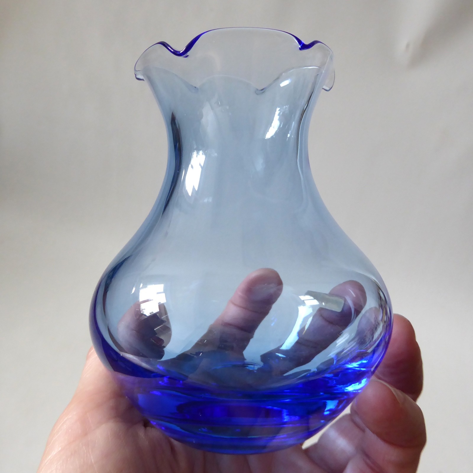 Edinburgh Crystal sky blue ruffle rim small art glass vase, Scottish vintage EC - Image 9