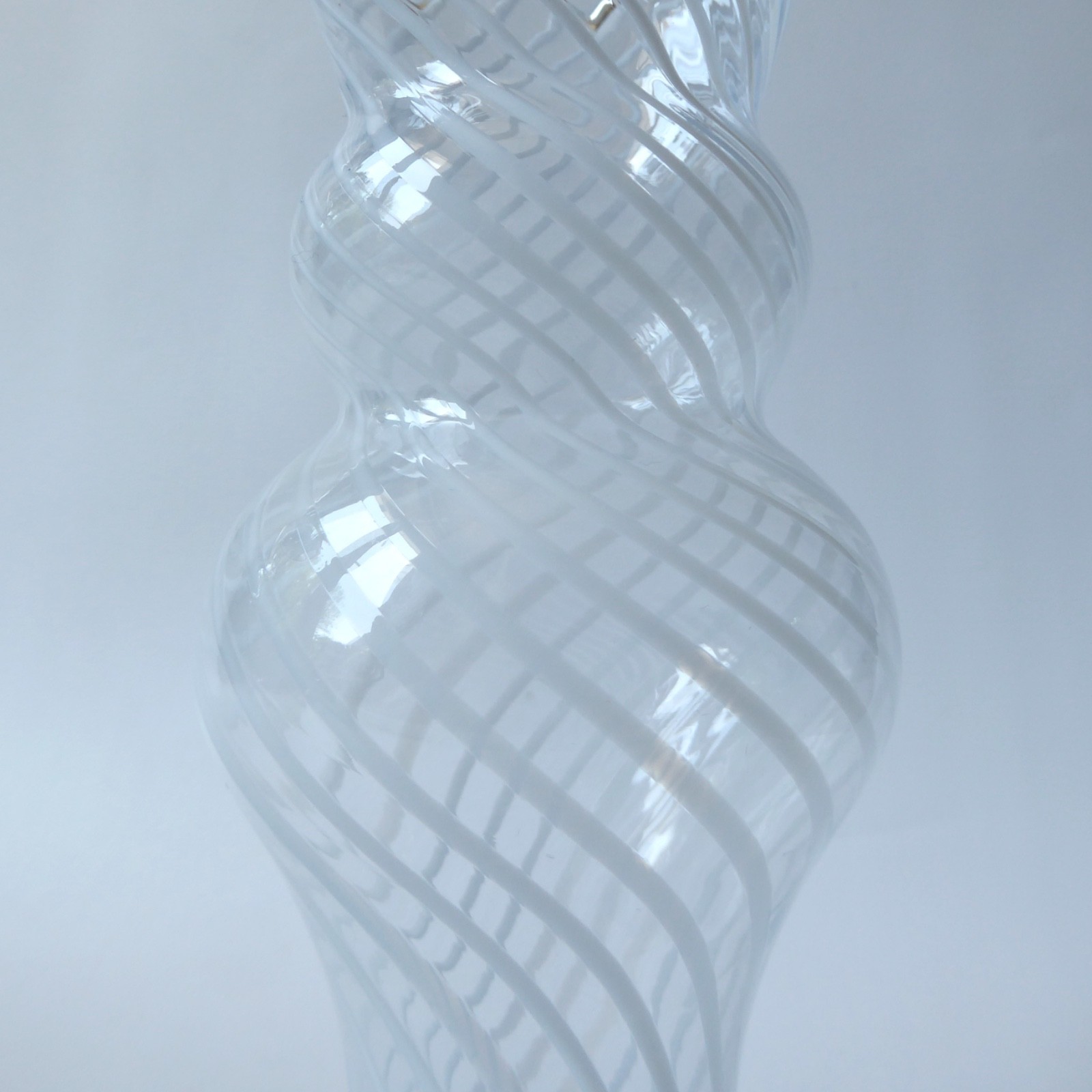 Empoli/Venetian art glass vase, white twisted enamel. Vintage curvy, scallop rim - Image 11
