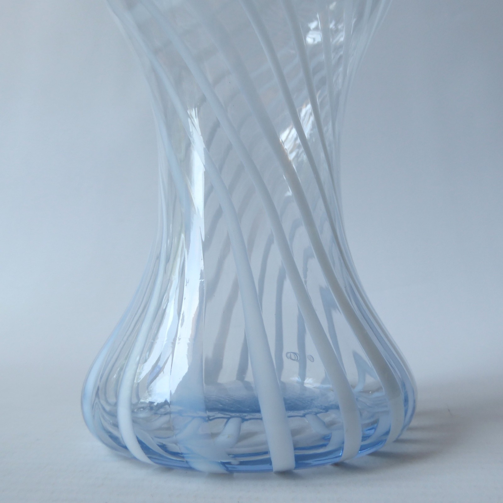 Empoli/Venetian art glass vase, white twisted enamel. Vintage curvy, scallop rim - Image 12
