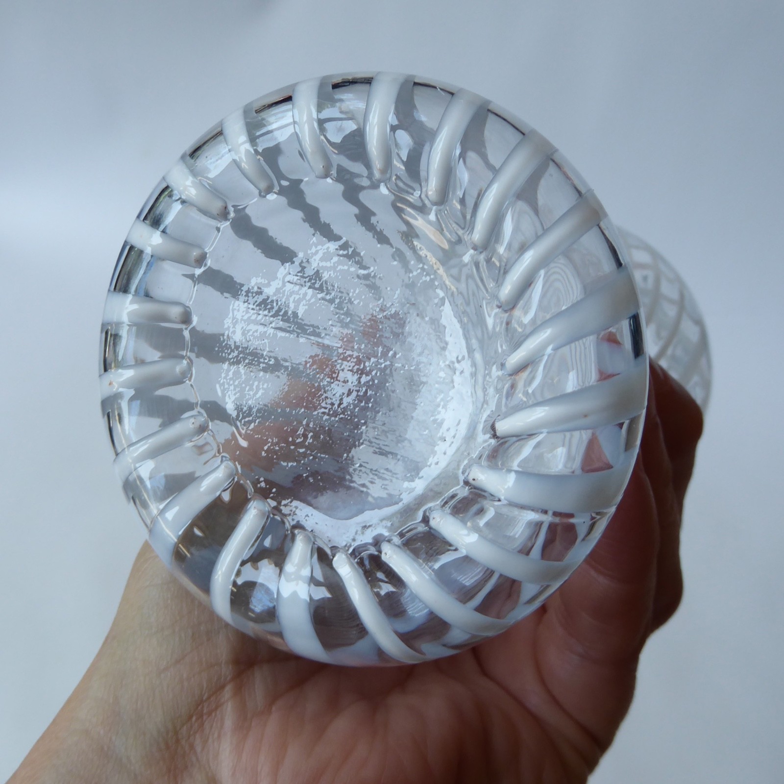 Empoli/Venetian art glass vase, white twisted enamel. Vintage curvy, scallop rim - Image 13