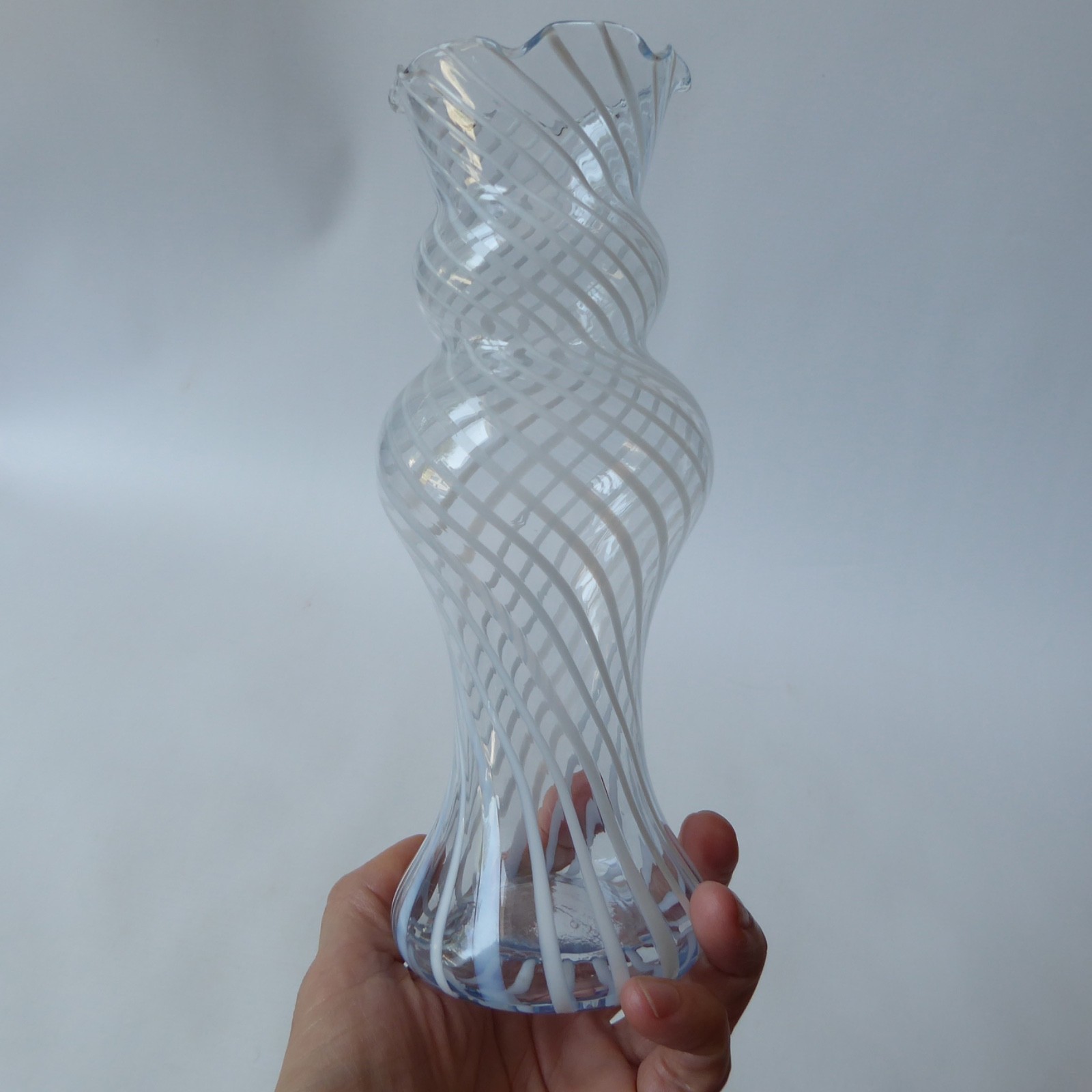 Empoli/Venetian art glass vase, white twisted enamel. Vintage curvy, scallop rim - Image 3