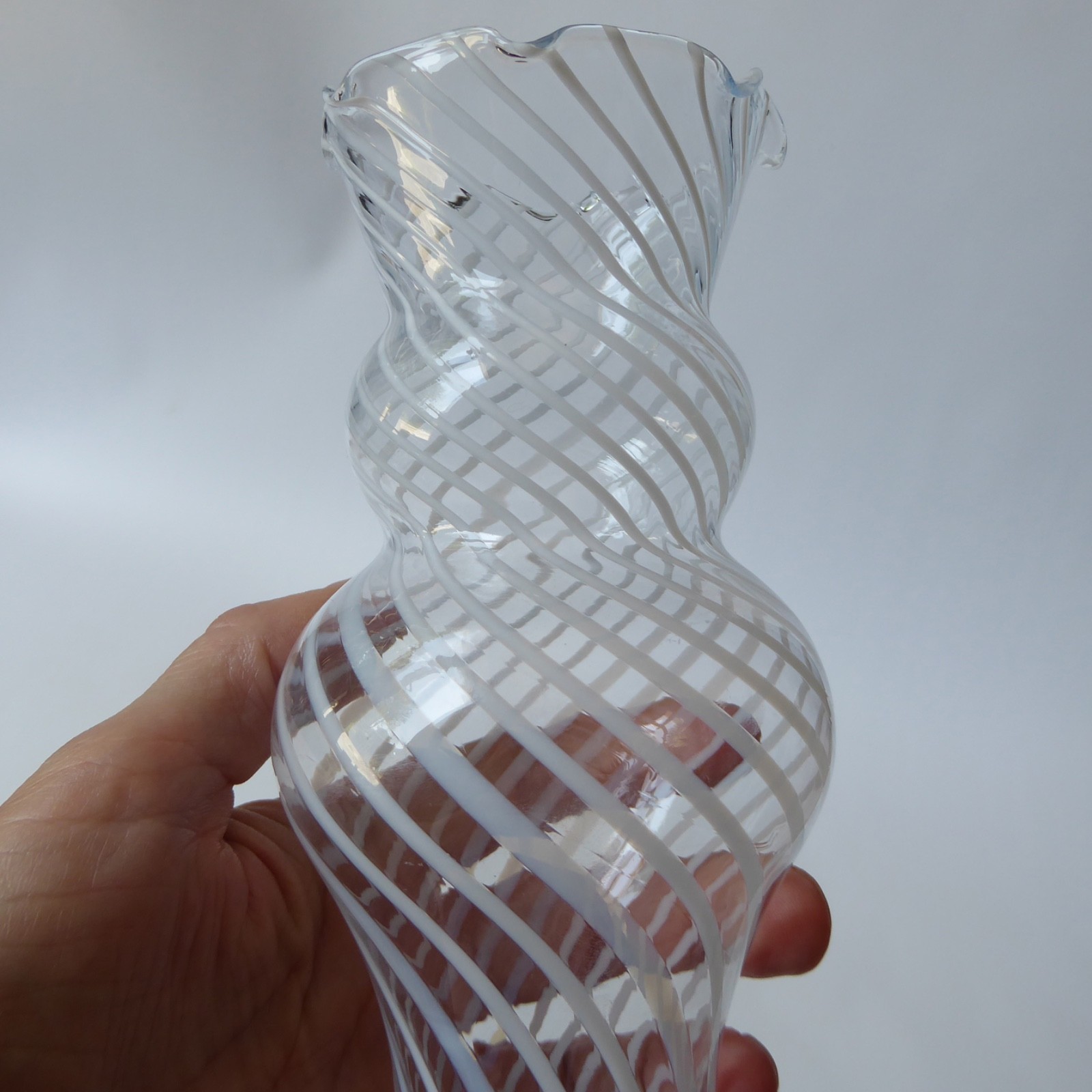 Empoli/Venetian art glass vase, white twisted enamel. Vintage curvy, scallop rim - Image 4