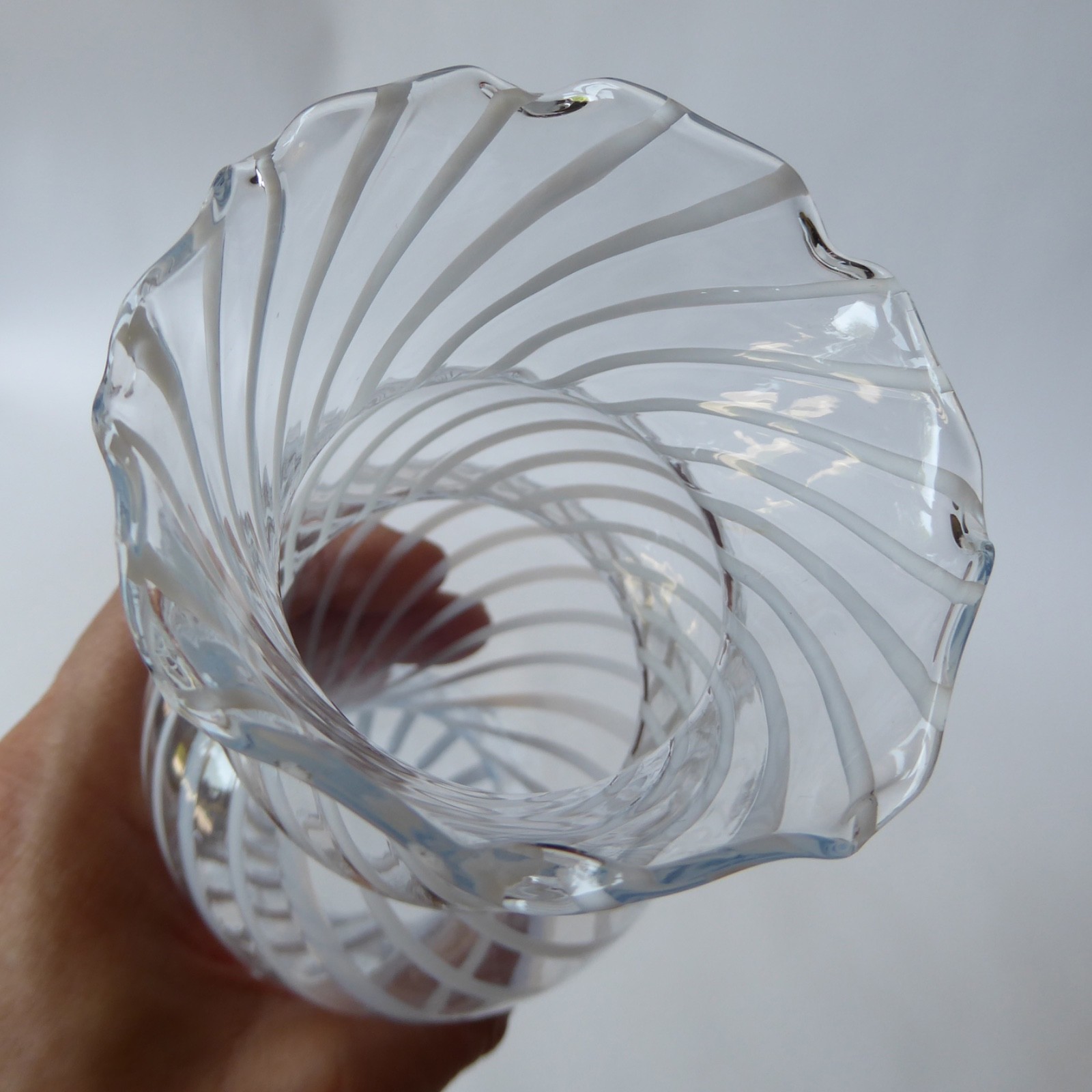 Empoli/Venetian art glass vase, white twisted enamel. Vintage curvy, scallop rim - Image 5