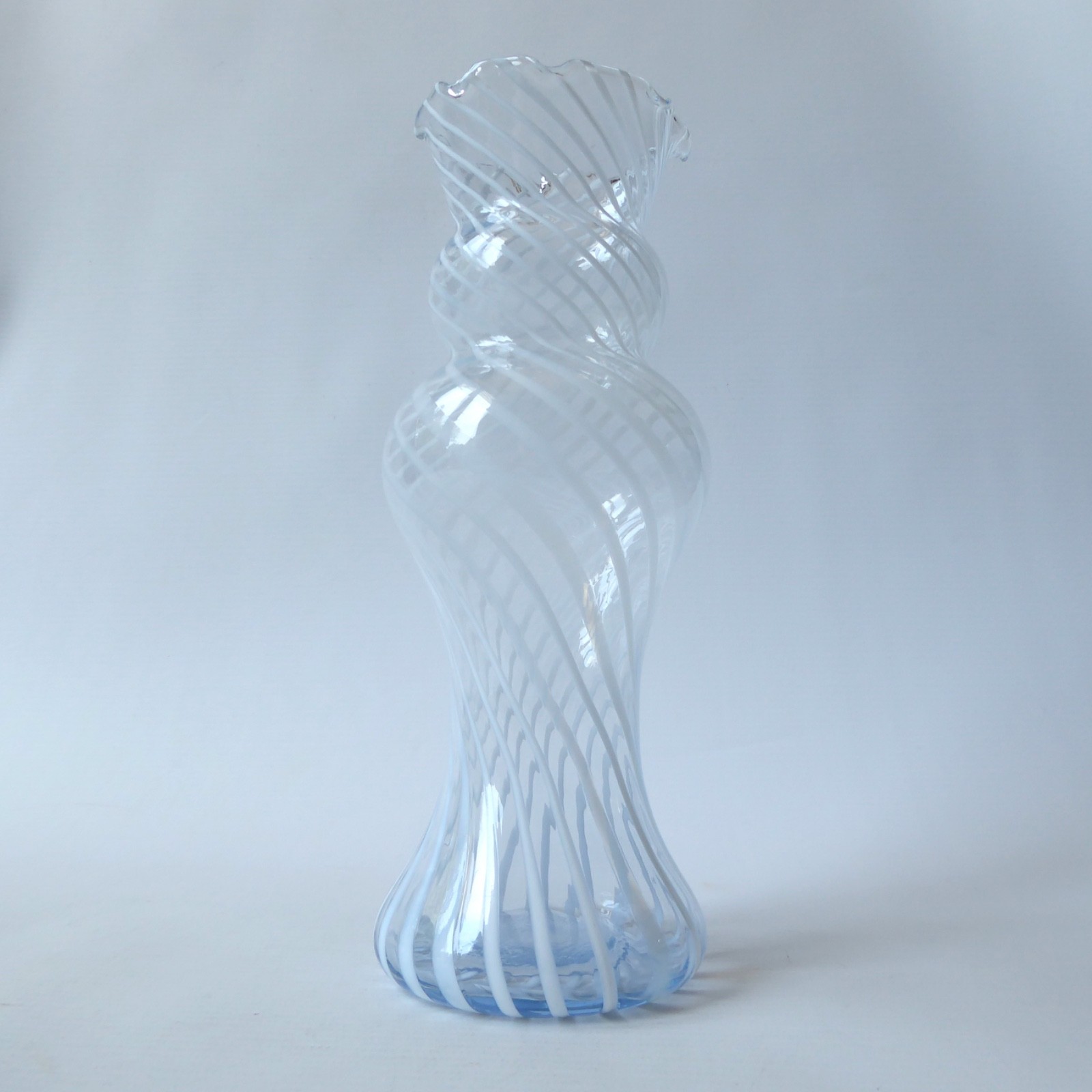 Empoli/Venetian art glass vase, white twisted enamel. Vintage curvy, scallop rim - Image 6