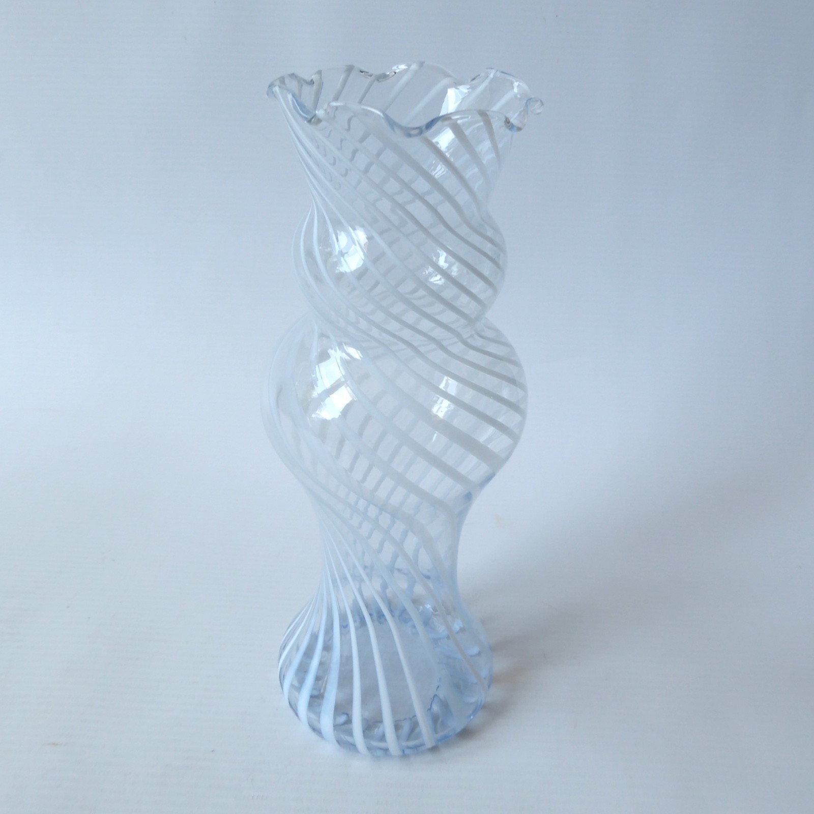 Empoli/Venetian art glass vase, white twisted enamel. Vintage curvy, scallop rim - Image 7