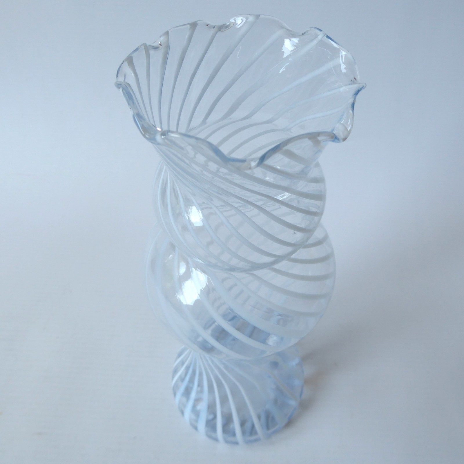 Empoli/Venetian art glass vase, white twisted enamel. Vintage curvy, scallop rim - Image 8