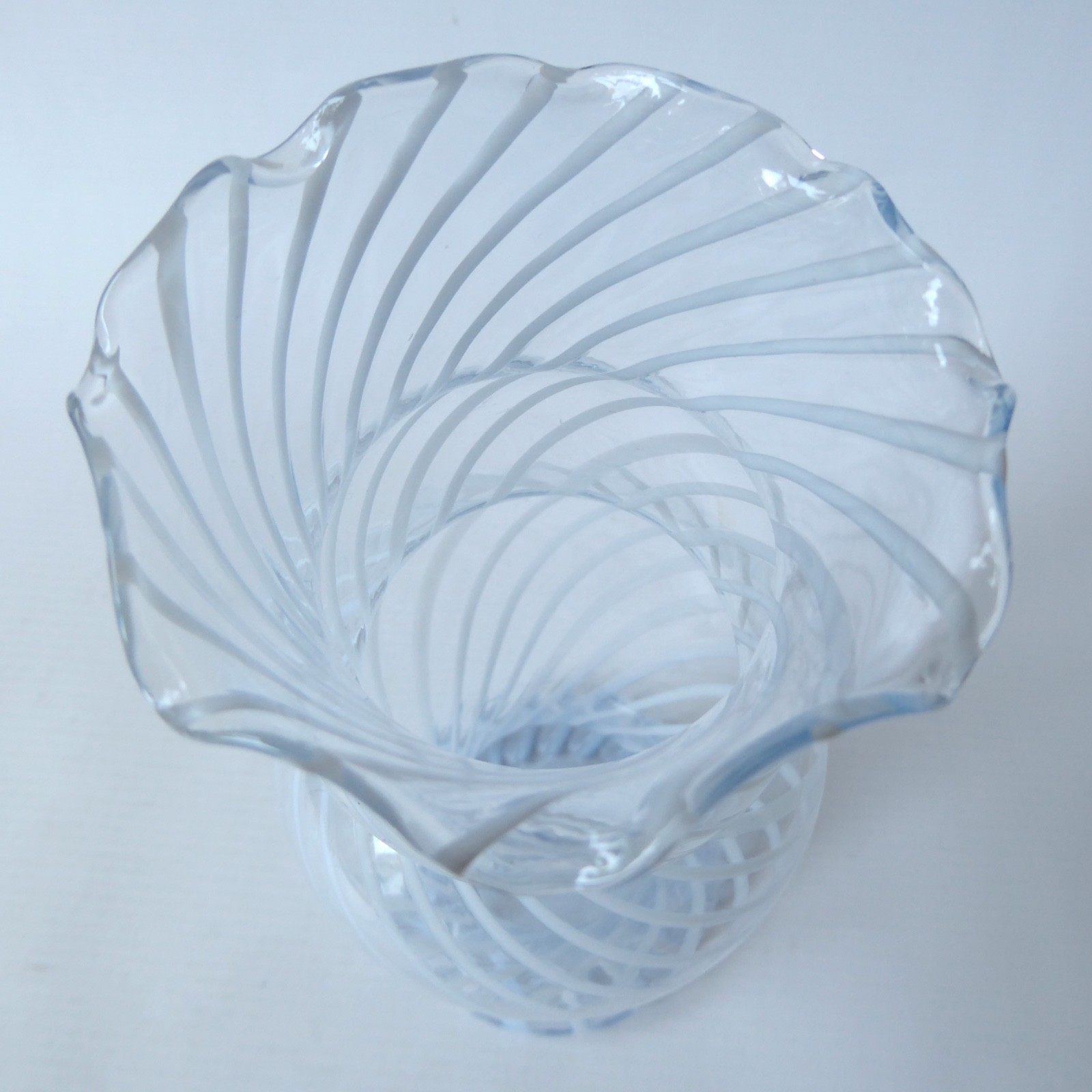 Empoli/Venetian art glass vase, white twisted enamel. Vintage curvy, scallop rim - Image 9