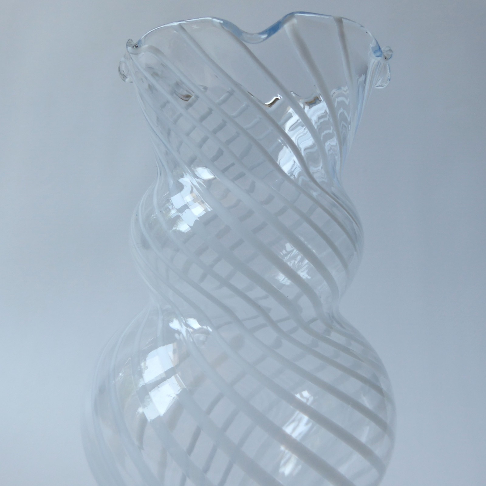 Empoli/Venetian art glass vase, white twisted enamel. Vintage curvy, scallop rim - Image 10