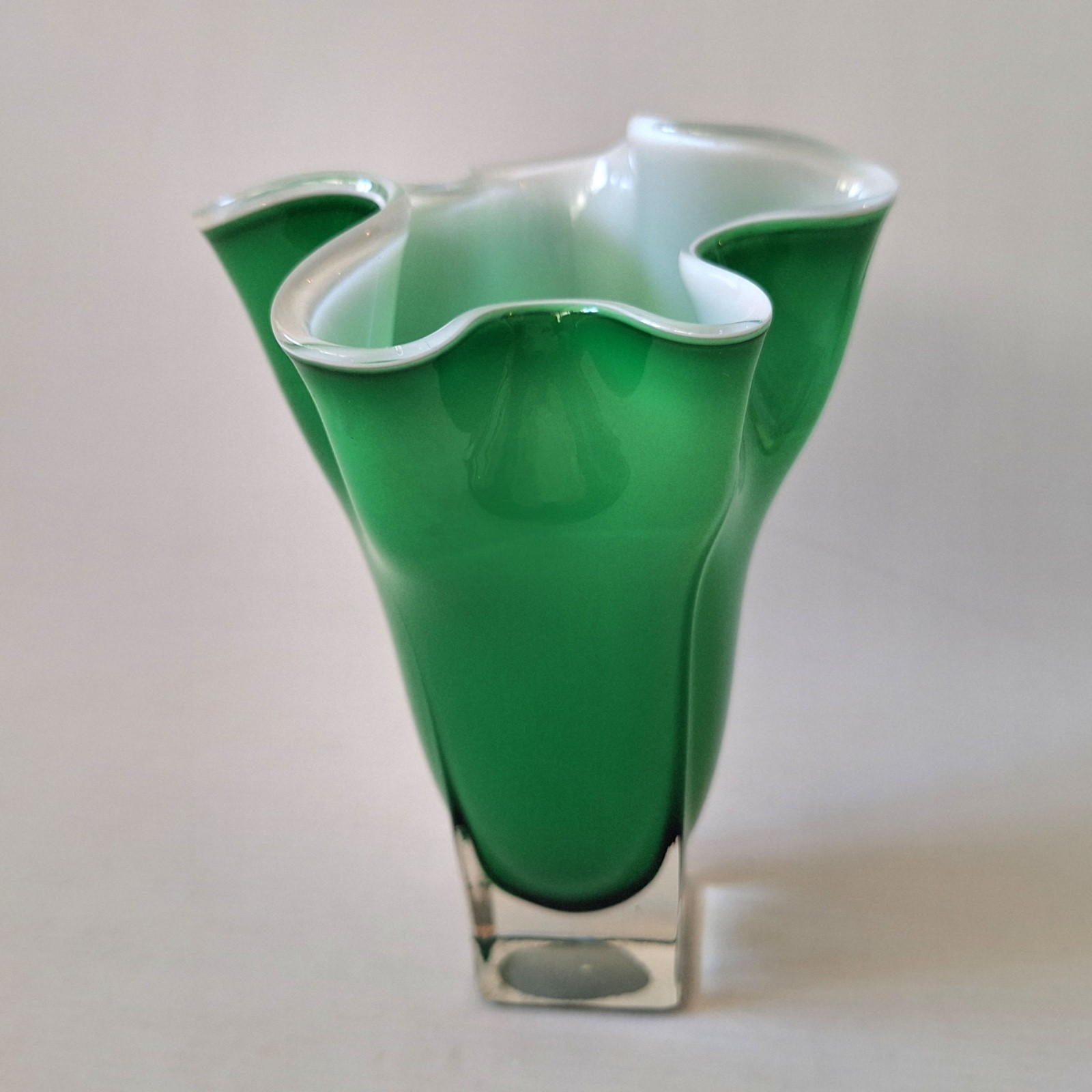 Green & opaline cased white vintage Handkerchief art glass vase, retro 1970s - Image 2
