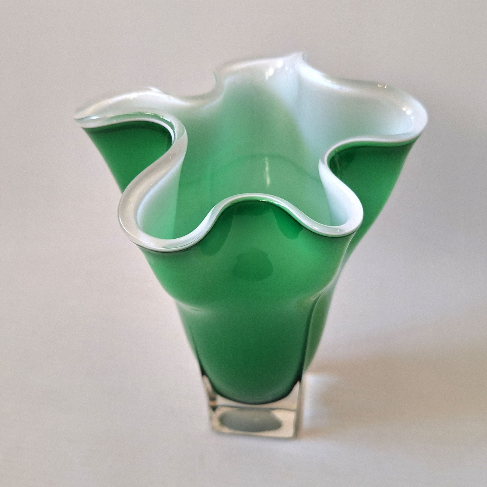Green & opaline cased white vintage Handkerchief art glass vase, retro 1970s - Image 3