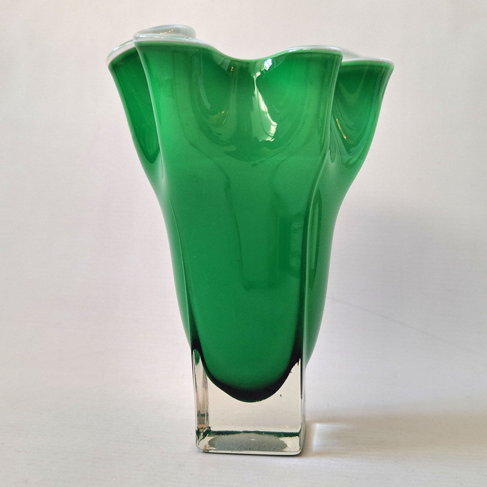Green & opaline cased white vintage Handkerchief art glass vase, retro 1970s - Image 4