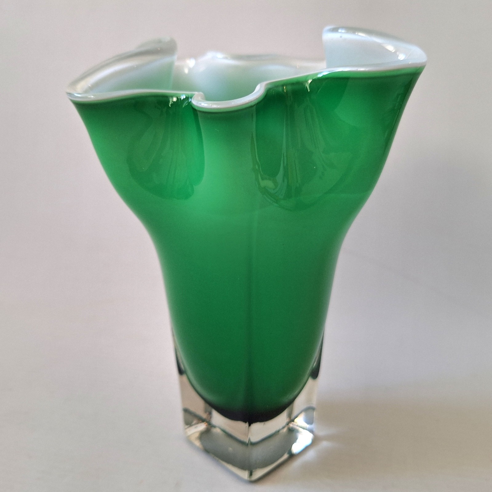 Green & opaline cased white vintage Handkerchief art glass vase, retro 1970s - Image 5