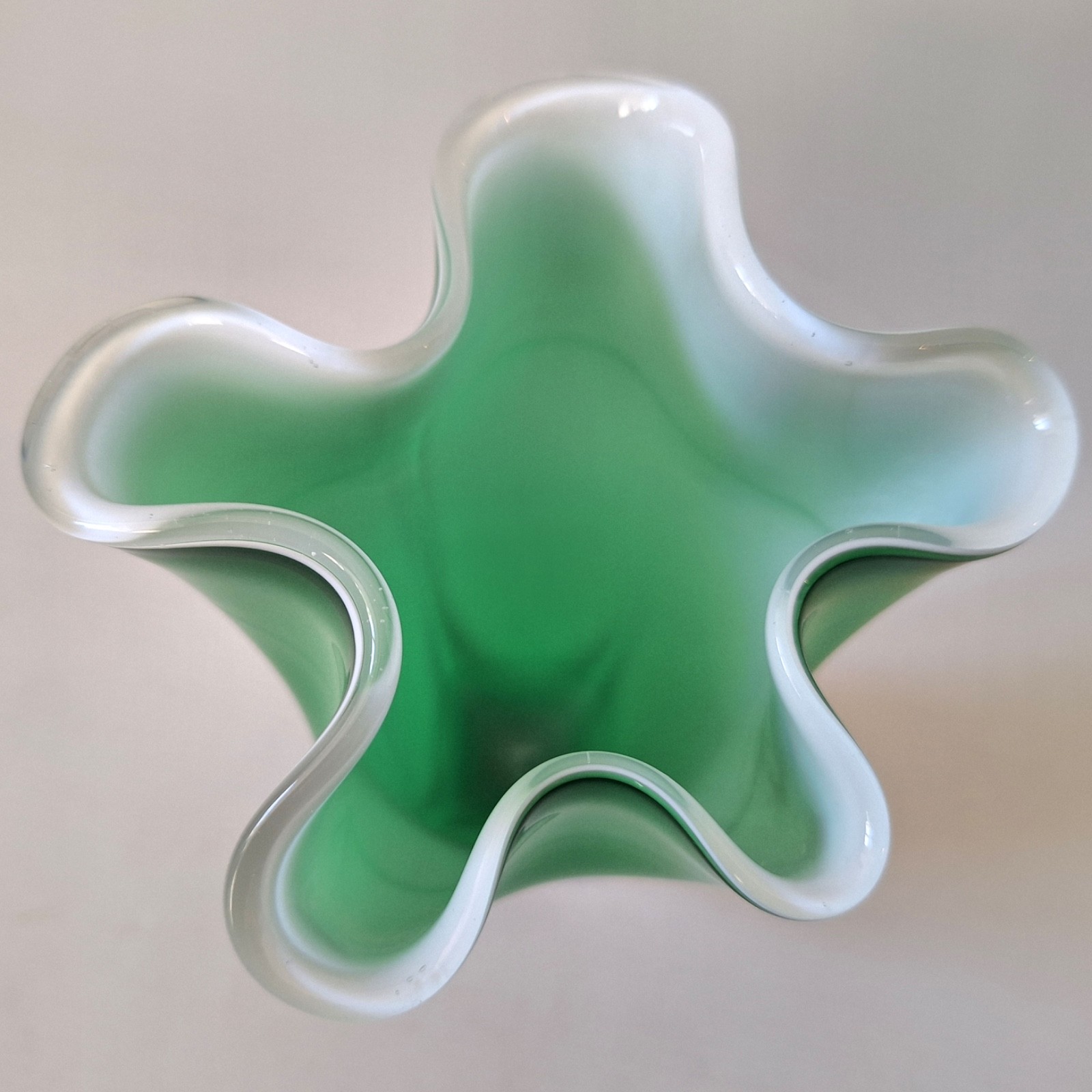 Green & opaline cased white vintage Handkerchief art glass vase, retro 1970s - Image 6