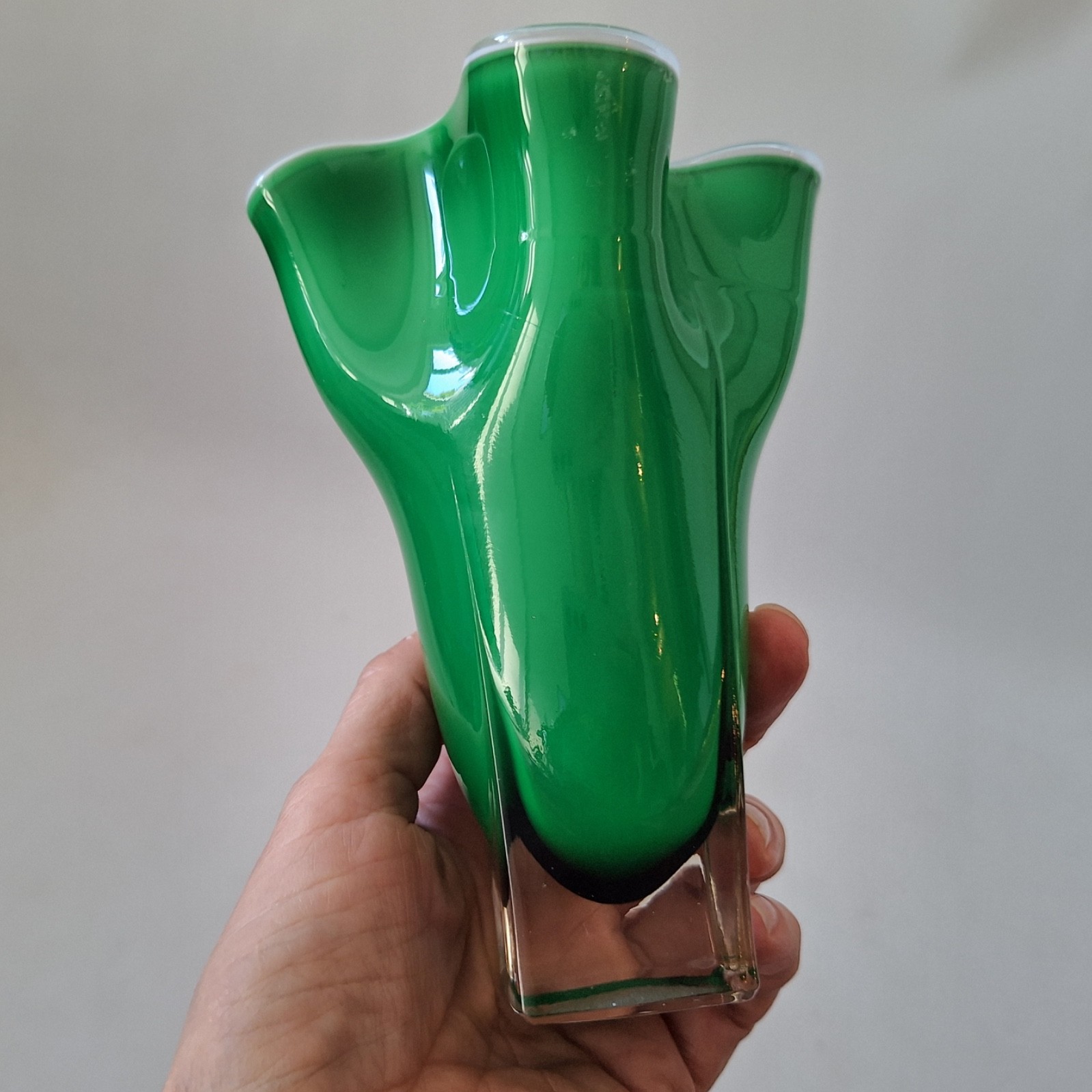 Green & opaline cased white vintage Handkerchief art glass vase, retro 1970s - Image 7