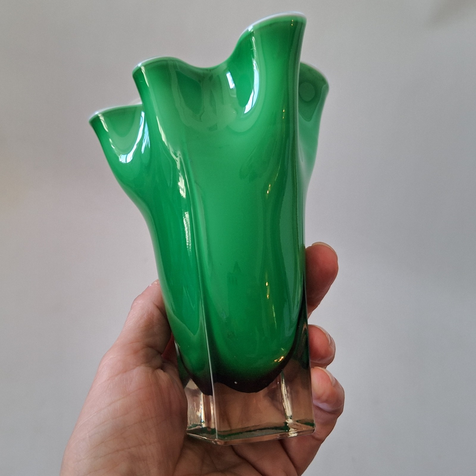 Green & opaline cased white vintage Handkerchief art glass vase, retro 1970s - Image 8