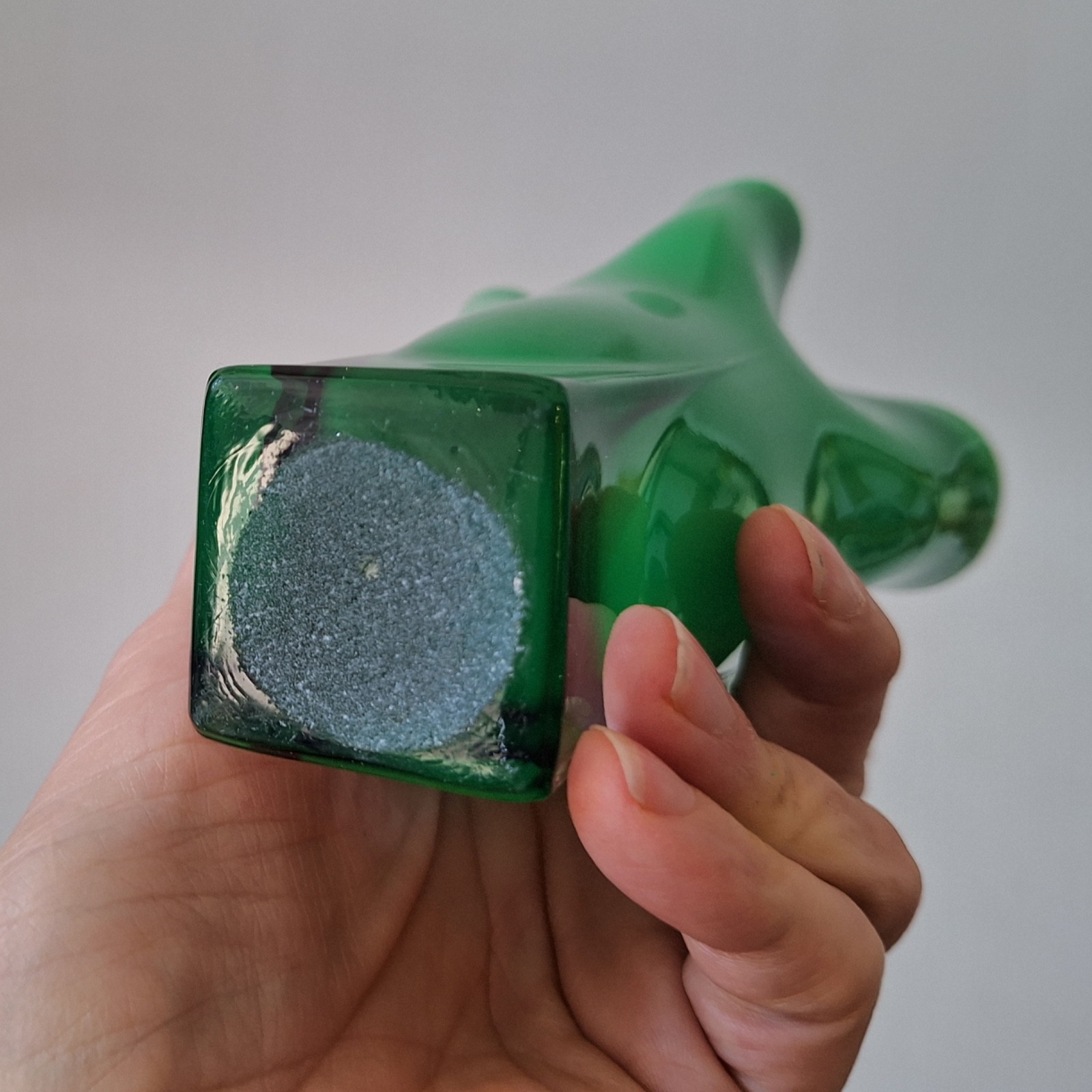 Green & opaline cased white vintage Handkerchief art glass vase, retro 1970s - Image 9