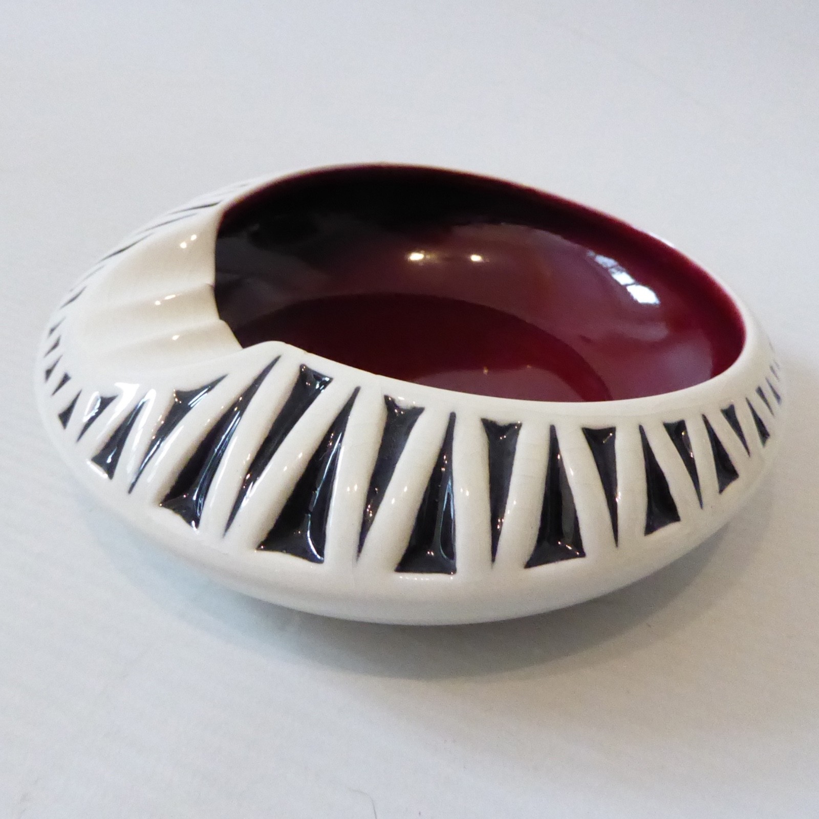 Hornsea Crescent 235 ashtray, black white maroon. 1960-1961 ceramic bowl vintage - Image 6