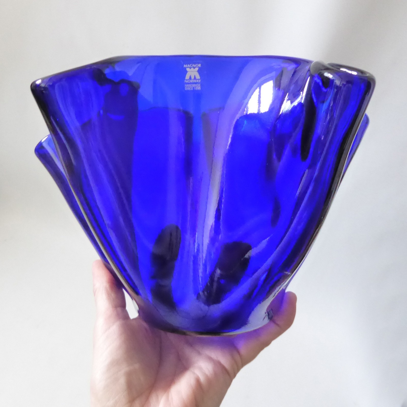 Magnor Norway vintage art glass handkerchief vase, Scandinavian 6" blue handmade - Image 11