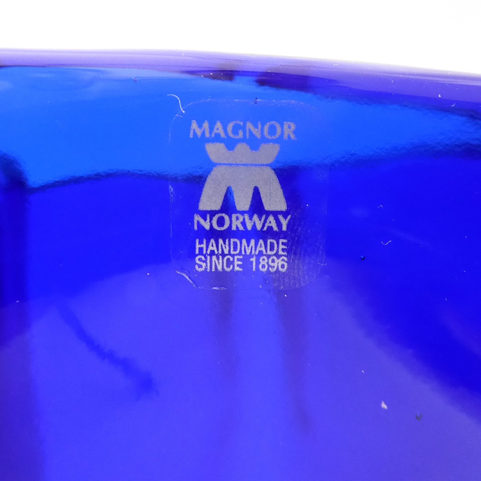 Magnor Norway vintage art glass handkerchief vase, Scandinavian 6" blue handmade - Image 4