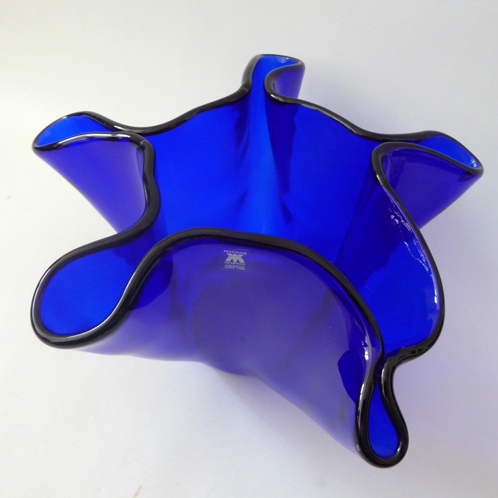 Magnor Norway vintage art glass handkerchief vase, Scandinavian 6" blue handmade - Image 5