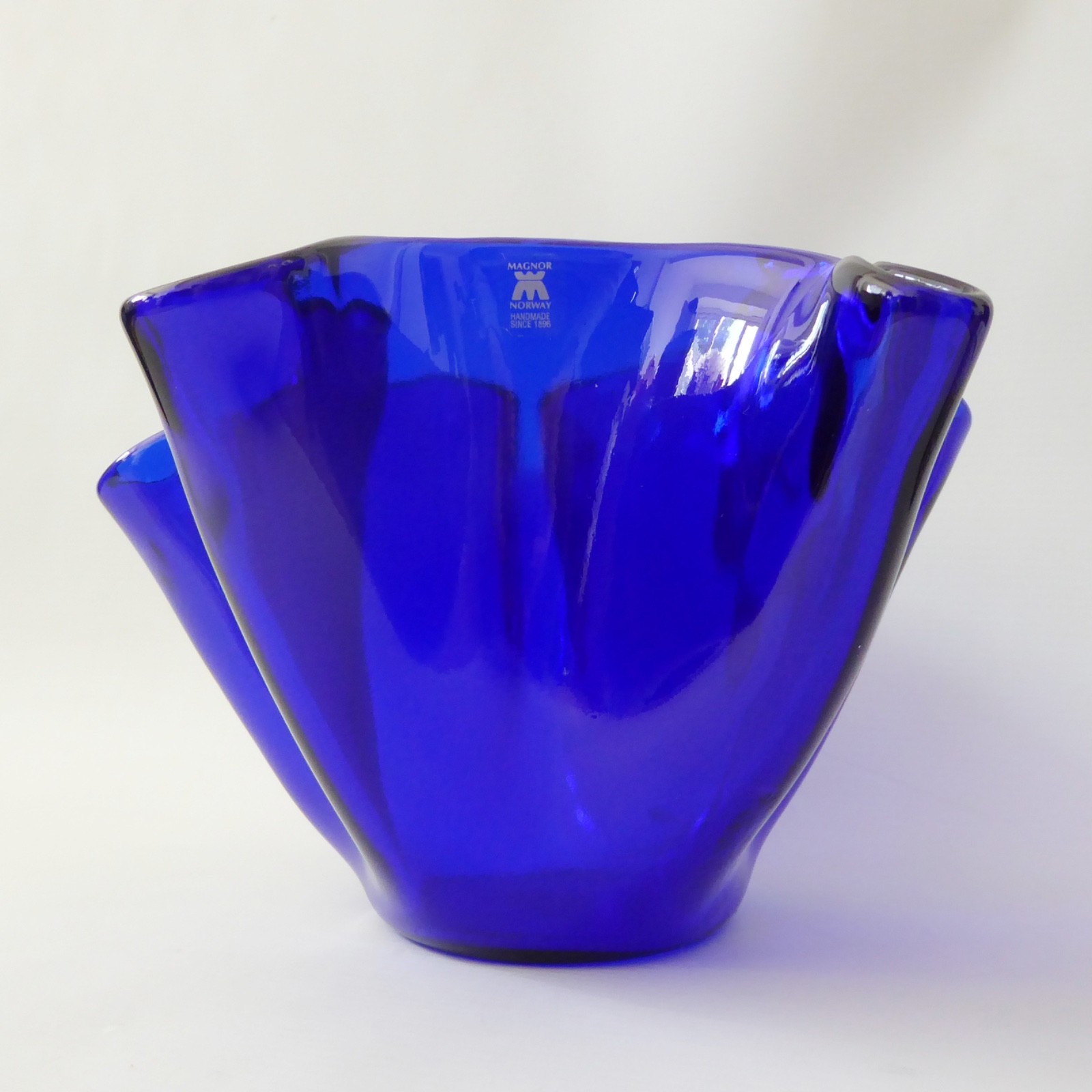 Magnor Norway vintage art glass handkerchief vase, Scandinavian 6" blue handmade - Image 6
