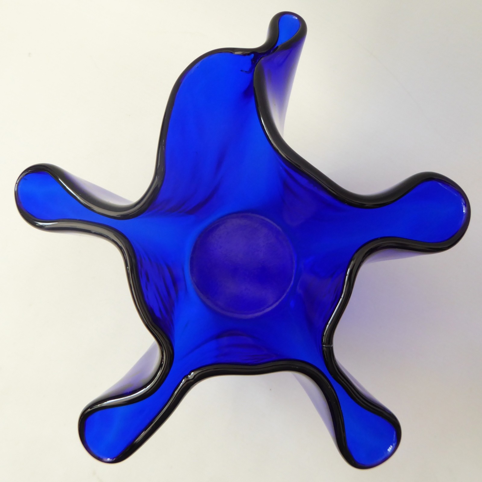 Magnor Norway vintage art glass handkerchief vase, Scandinavian 6" blue handmade - Image 9