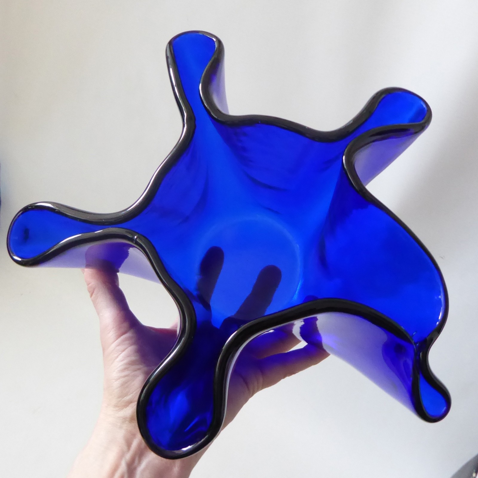 Magnor Norway vintage art glass handkerchief vase, Scandinavian 6" blue handmade - Image 10