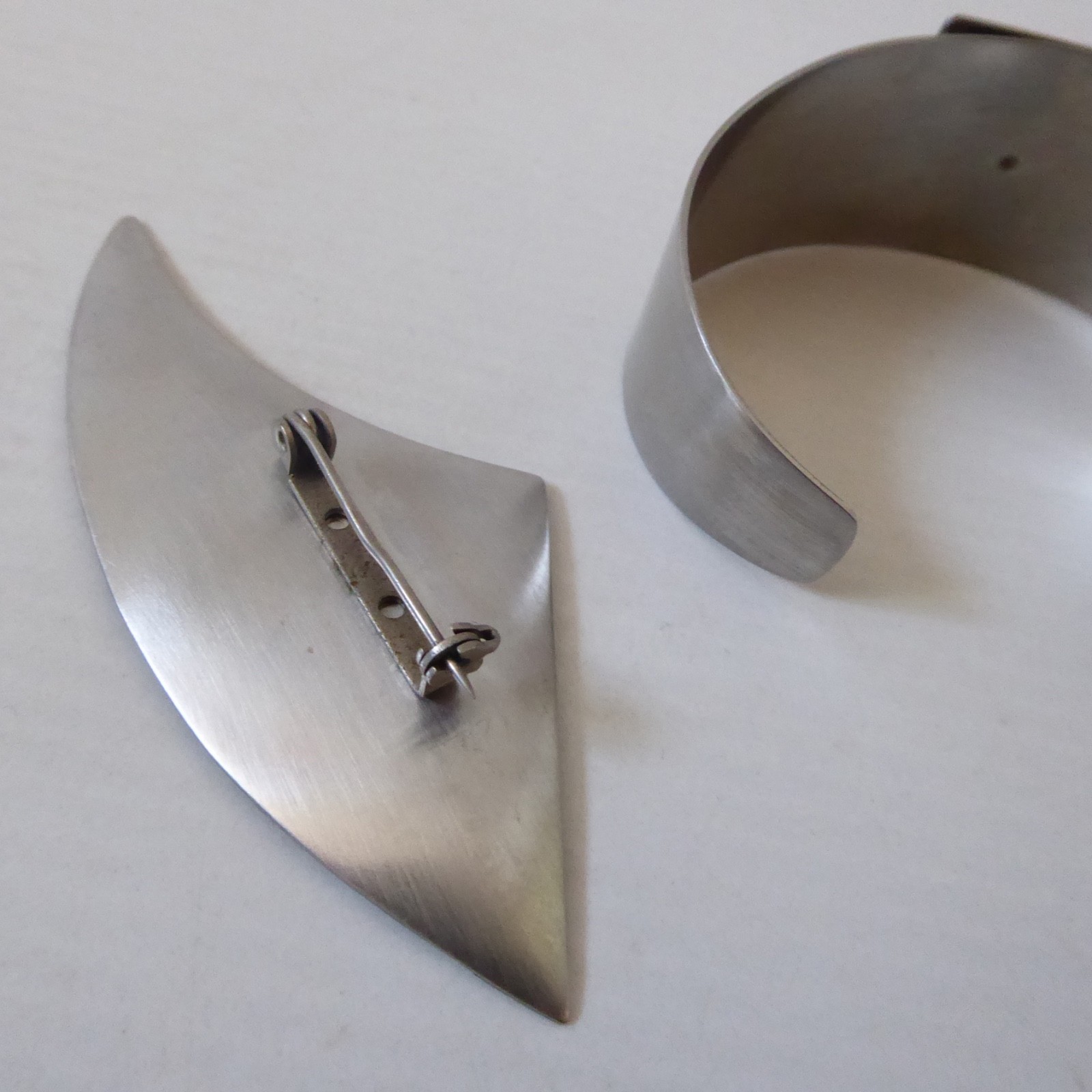 Modernist retro stainless steel & abalone vintage cuff bracelet bangle & brooch - Image 11