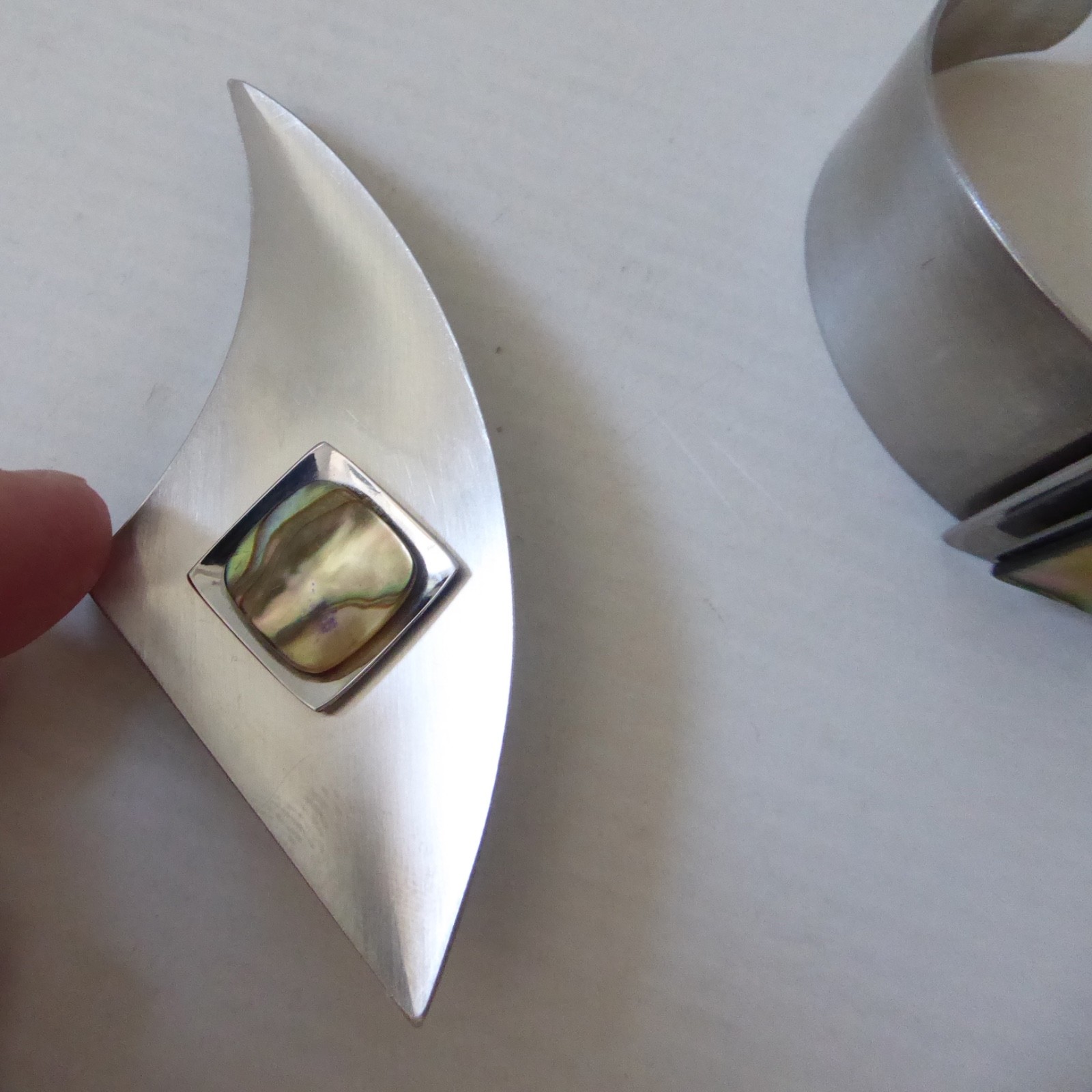 Modernist retro stainless steel & abalone vintage cuff bracelet bangle & brooch - Image 10