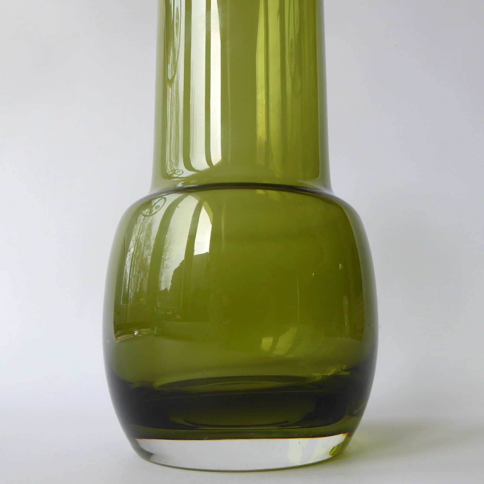 Riihimaki 1483 tall vintage art glass vase, olive green Finland Riihimaen Lasi - Image 4