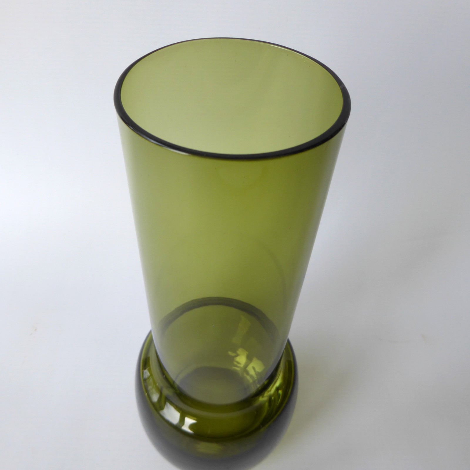 Riihimaki 1483 tall vintage art glass vase, olive green Finland Riihimaen Lasi - Image 6