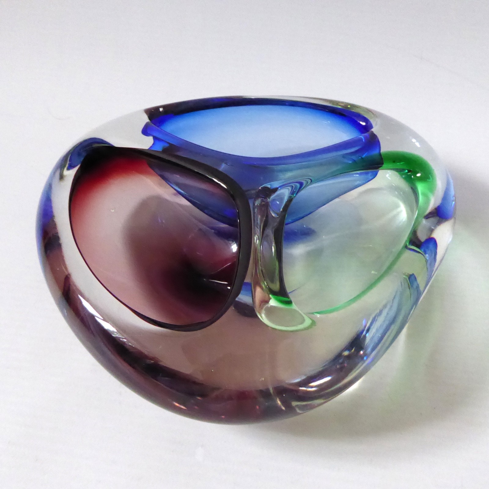 Romanian art glass dish, tri bowl ashtray. Red blue vintage retro, Murano style - Image 3