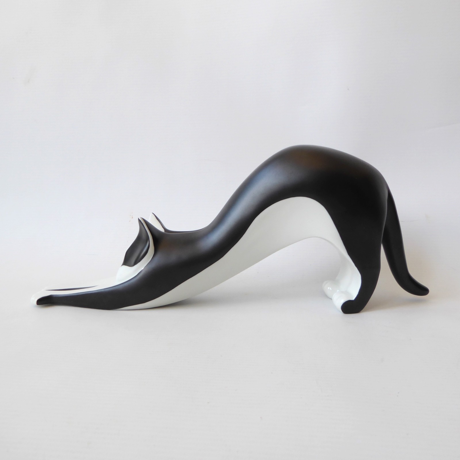 Royal Dux large stretching black cat 24501 mid century modernist Bohemian Koruka - Image 3