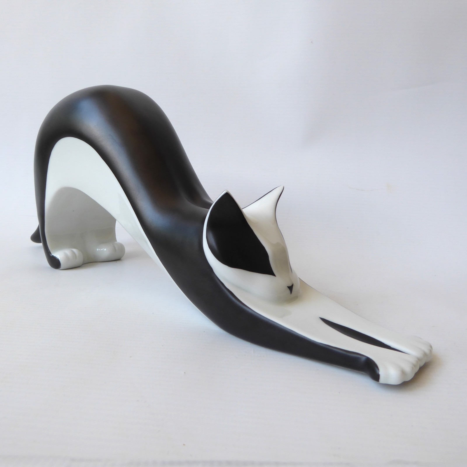 Royal Dux large stretching black cat 24501 mid century modernist Bohemian Koruka - Image 7