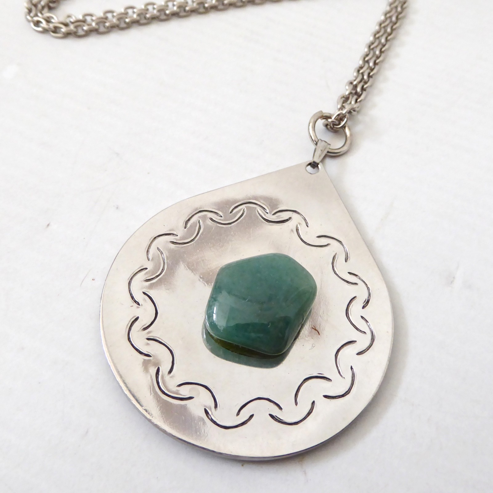 Stainless steel & green gemstone vintage 1970s pendant necklace. Modernist retro - Image 3