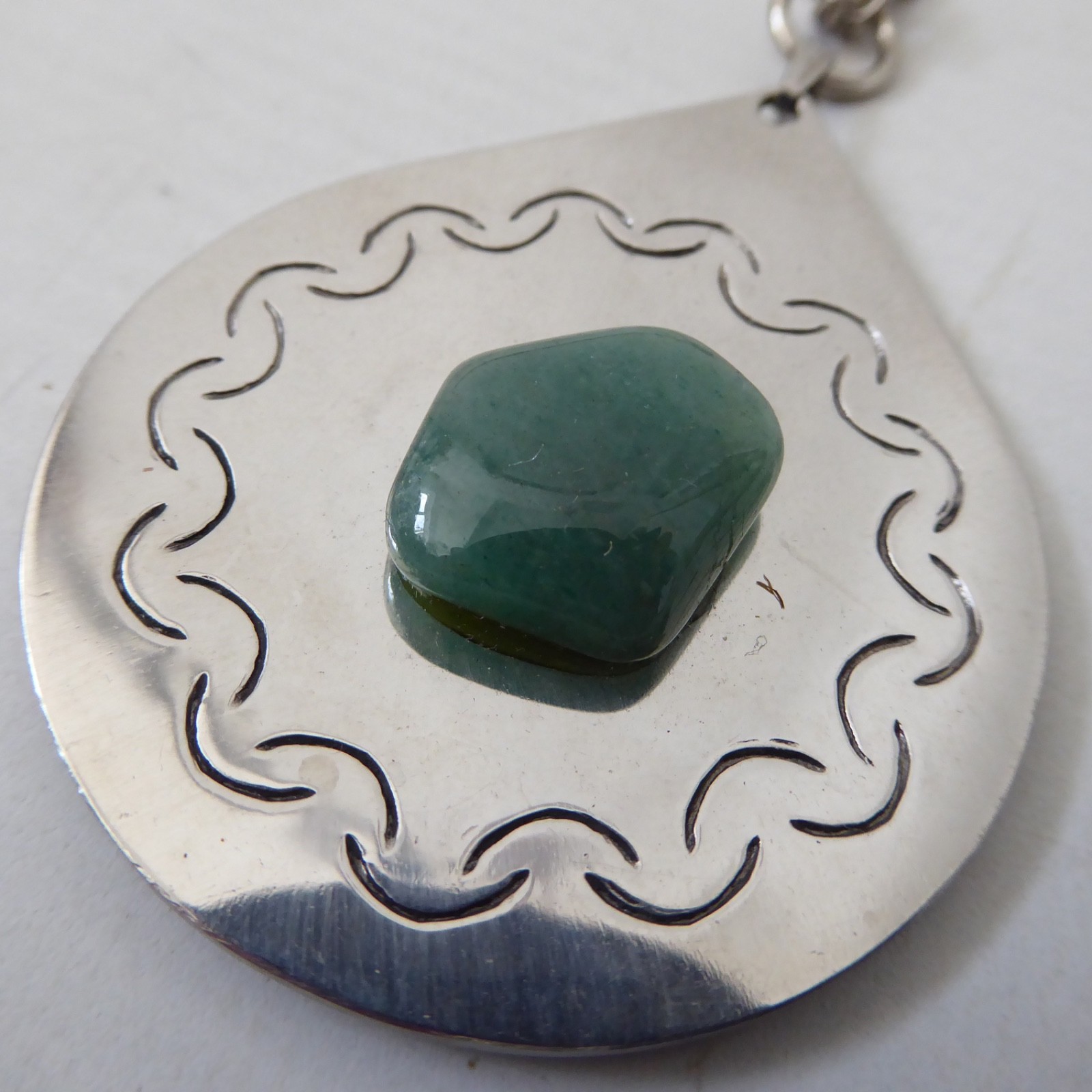 Stainless steel & green gemstone vintage 1970s pendant necklace. Modernist retro - Image 4