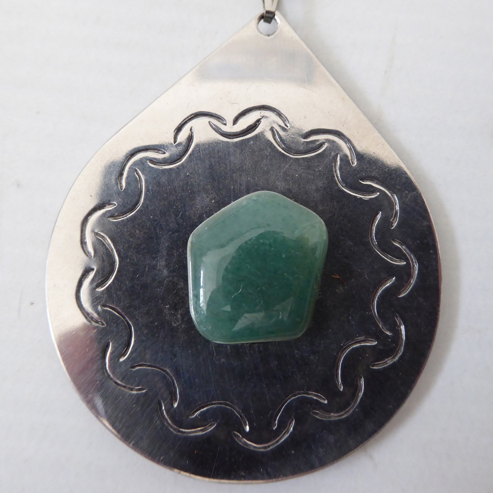 Stainless steel & green gemstone vintage 1970s pendant necklace. Modernist retro - Image 5