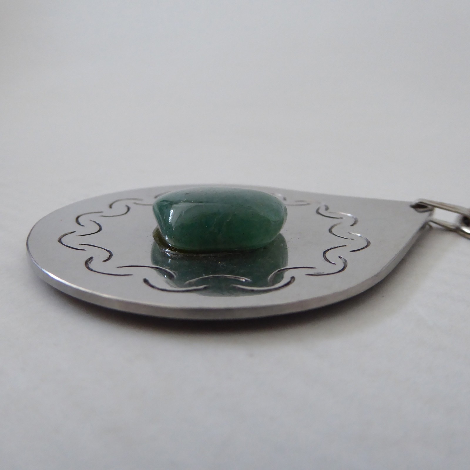 Stainless steel & green gemstone vintage 1970s pendant necklace. Modernist retro - Image 6