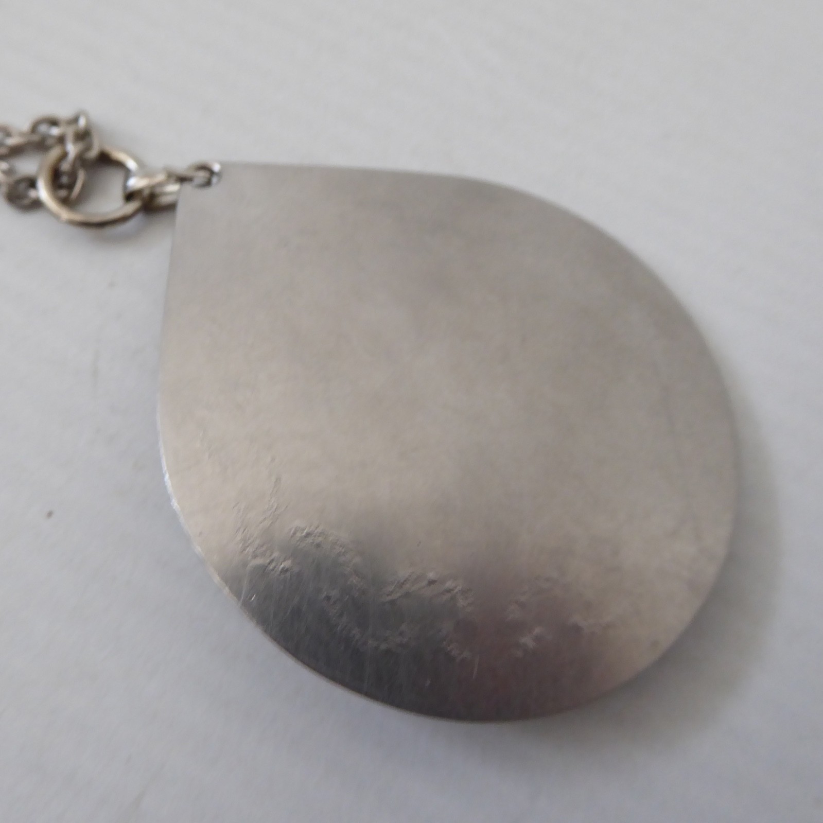 Stainless steel & green gemstone vintage 1970s pendant necklace. Modernist retro - Image 7