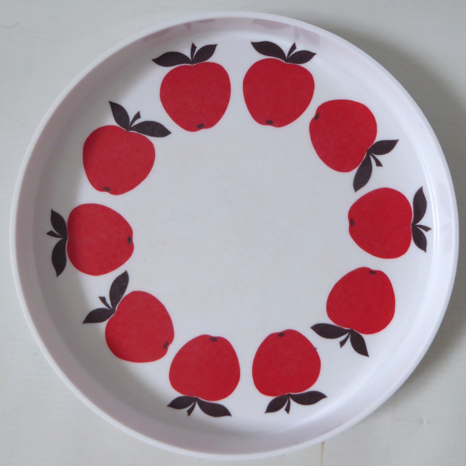 Swedish vintage melamine tray, red apples, white round. Drinks serving retro - Image 3