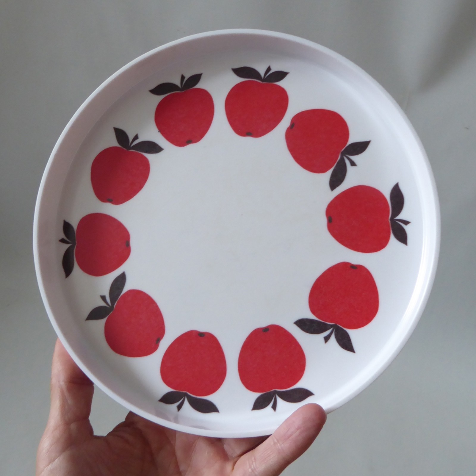 Swedish vintage melamine tray, red apples, white round. Drinks serving retro - Image 4